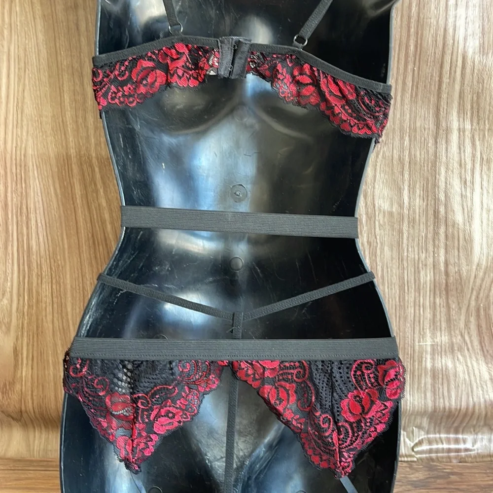 New without tags Elegant Lace Lingerie Set - Black and Red small